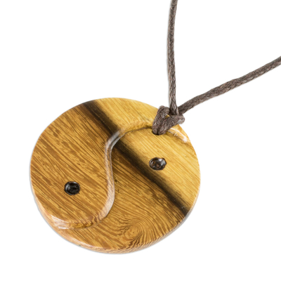 Halskette mit Anhänger aus wiederverwertetem Holz, 'Natural Flow' - Handgefertigte Yin-Yang-Anhänger-Halskette