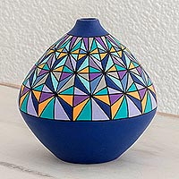 Dekorative Terrakotta-Vase, „Blue Geometry“ – Dekorative geometrische Terrakotta-Vase aus Nicaragua