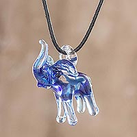 Collar colgante de cristal de arte, 'Trumpeting Blue Elephant' - Collar de cristal de elefante azul hecho a mano