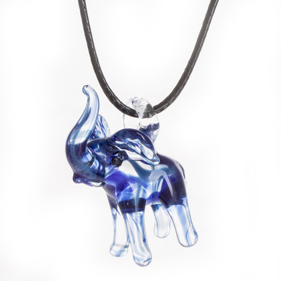 Collar con colgante de cristal artístico. - Collar de cristal de elefante azul hecho a mano.