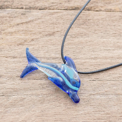 Halskette mit Anhänger aus Kunstglas - Mundgeblasene Delfin-Halskette aus blauem Glas aus Costa Rica