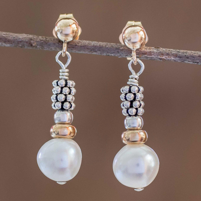 Pendientes colgantes de perlas cultivadas con detalles en oro - Aretes colgantes de perlas cultivadas
