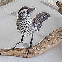 Figura de cerámica, 'Cactus Wren' - Pájaro de cerámica Cactus Wren para uso al aire libre de Guatemala