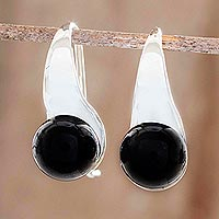 Jade-Tropfen-Ohrringe, „Abstract Essence“ – handgefertigte schwarze Jade-Tropfen-Ohrringe aus Guatemala