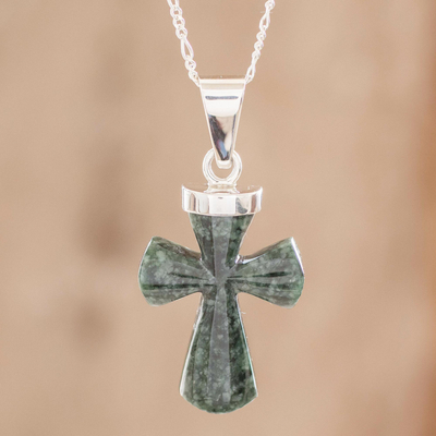 Jade-Anhänger-Halskette, 'Büßerkreuz' - Dunkelgrüner Jade Kreuz Anhänger Silber Halskette aus Guatemala