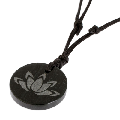 collar con colgante de jade - Collar con colgante de flor de loto de jade verde oscuro de Guatemala