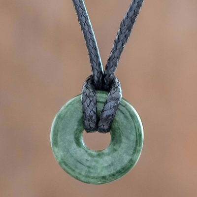 Halskette mit Jade-Anhänger - Verstellbare kreisförmige Halskette aus dunkelgrüner Jade aus Guatemala