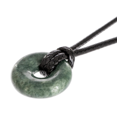 Halskette mit Jade-Anhänger - Verstellbare kreisförmige Halskette aus dunkelgrüner Jade aus Guatemala