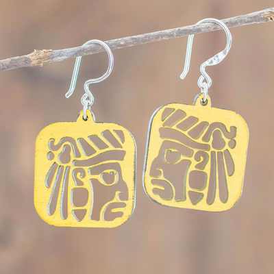 Pendientes colgantes de madera recuperada - Aretes de cara maya de madera recuperada en amarillo de México