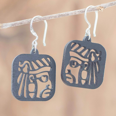 Pendientes colgantes de madera recuperada - Aretes de cara maya de madera recuperada en negro de México
