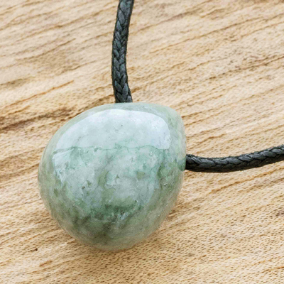 Jade-Anhänger-Halskette, 'Starke Energie in Hellgrün' - Hellgrüne Jade-Anhänger-Halskette