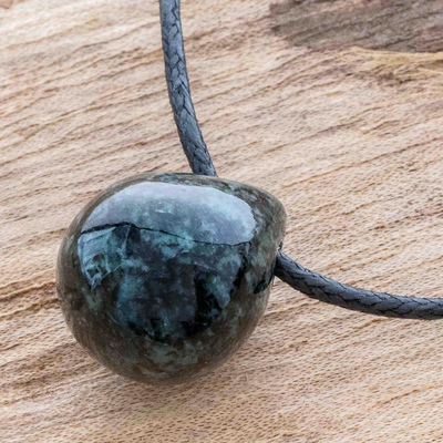 Jade-Anhänger-Halskette, 'Starke Energie in Dunkelgrün' - Guatemaltekische Jade-Anhänger-Halskette