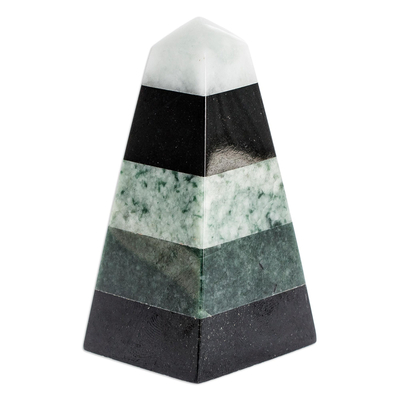 Jadeskulptur - mehrfarbiger Jade-Obelisk