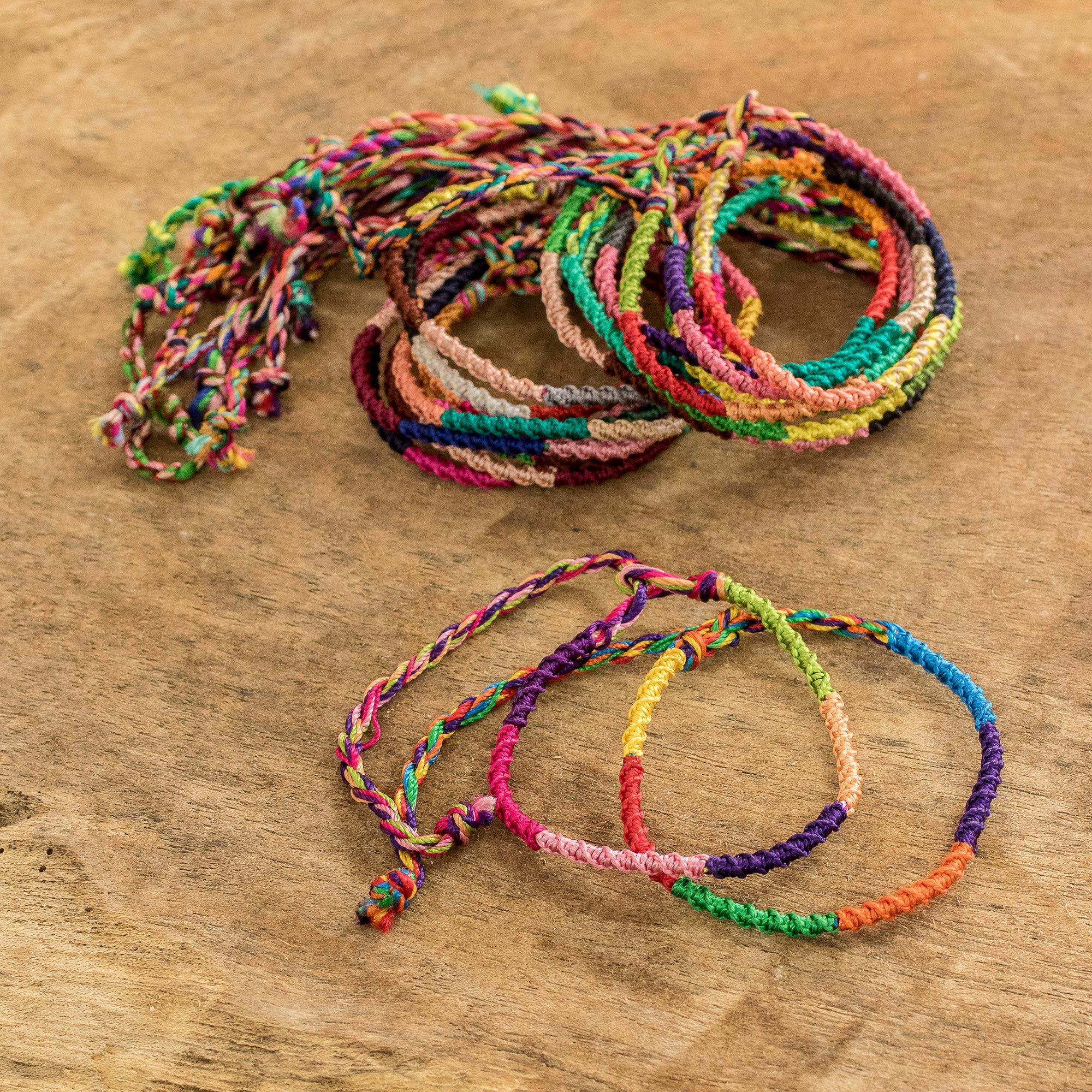 Friendship Bracelets All Grown Up: Hemp, Floss, and Other Boho Chic Designs  to Make (Design Originals) 30 Stylish Designs, Easy Techniques, and  Step-by-Step Instructions for Intricate Knotwork: McNeill, Suzanne:  9781574218664: Amazon.com: Books
