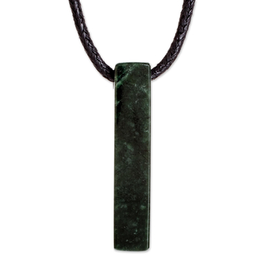 Halskette mit Jade-Anhänger, 'Dunkelgrüner Monolith'. - Unisex-Jade-Halskette