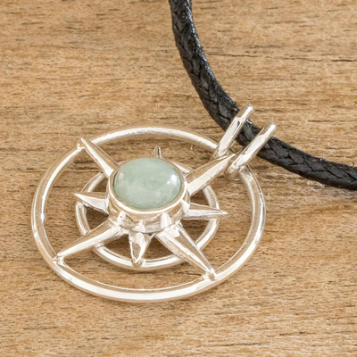 Halskette mit Jade-Anhänger, 'Bright Compass' - Kompass-Rosen-Motiv-Halskette