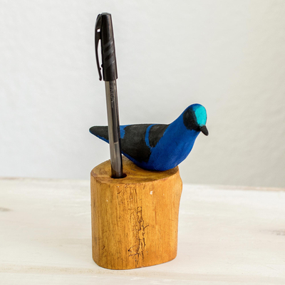 Bleistifthalter aus Holz - Handgeschnitzter Bleistifthalter aus Holz mit Vogelmotiv „Türkiser Honigkriechvogel“.