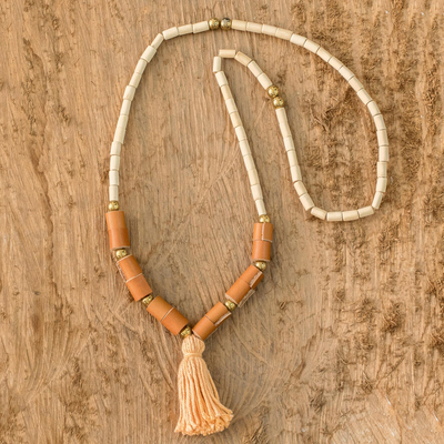 Lange Perlenkette aus Leder und Holz, „Corcovado Bohemian“ – lange Perlenkette mit Quasten