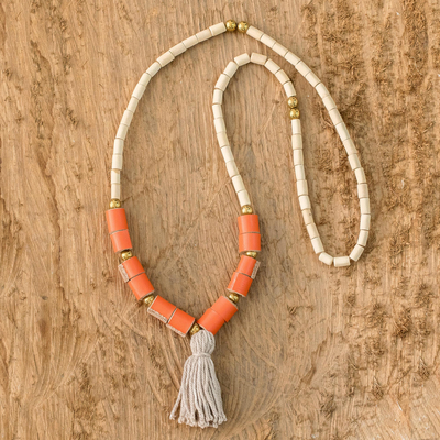 Lange Perlenkette aus Leder und Holz - Halskette mit Perlenanhänger und Hämatit