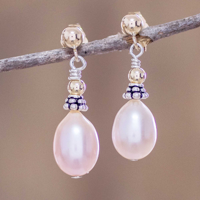 Pendientes colgantes de perlas cultivadas con detalles en oro - Pendientes de perlas cultivadas rosas