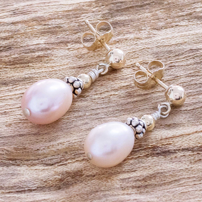 Pendientes colgantes de perlas cultivadas con detalles en oro - Pendientes de perlas cultivadas rosas