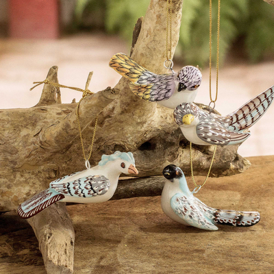 Keramische Ornamente, 'Holiday Flock' (4 Stück) - Handgefertigte Vogel-Ornamente aus Keramik (4er-Set)