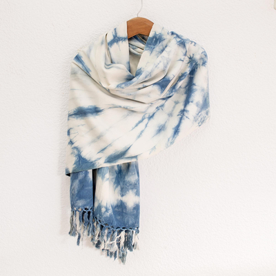 Baumwollschal, 'Atitlan Azure - Krawattengefärbter blau-weißer Baumwollschal