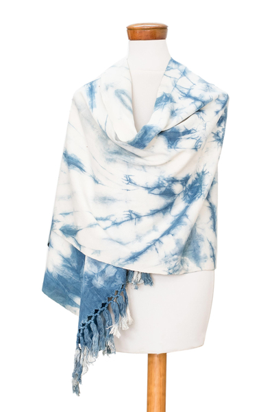 Baumwollschal, 'Atitlan Azure - Krawattengefärbter blau-weißer Baumwollschal