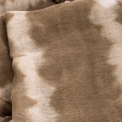 Schal aus Baumwollgaze, „San Pedro Sepia“ – Schal aus sepiafarbener und weißer Baumwolle aus Guatemala