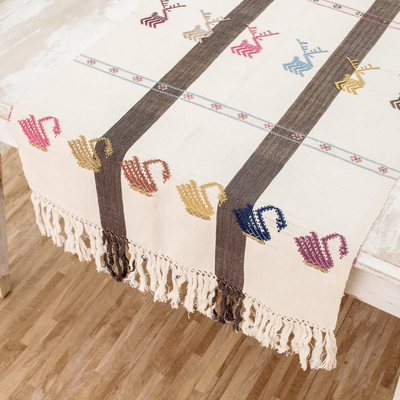 Corredor de mesa de algodón, 'Ciervos y cisnes' - Corredor de mesa tejido en telar 100% algodón con cisnes y ciervos