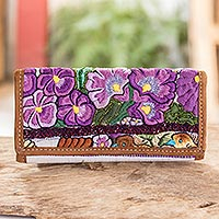Cartera de algodón con acento de cuero, 'Flores de Atitlán' - Cartera de flores moradas con acento de cuero de Guatemala