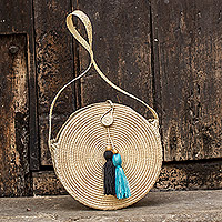 Umhängetasche aus Naturfaser, „Nicaraguan Tote“ – kreisförmige Einkaufstasche aus Palmfasergewebe mit Quasten