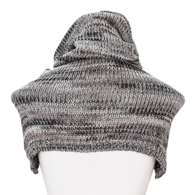 Capa con capucha - Combinación de capa corta con capucha gris, negra y blanca con correa