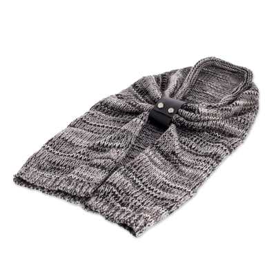 Capa con capucha - Combinación de capa corta con capucha gris, negra y blanca con correa