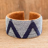 Manschettenarmband aus Leder und Baumwolle, „Comalapa Highlands in Blue“ – handgefertigtes blaues und weißes Armband