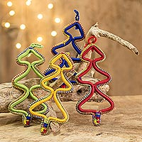 Adornos de agujas de pino, 'Pinos de Navidad' (juego de 4) - Adornos navideños hechos a mano de Nicaragua (Juego de 4)