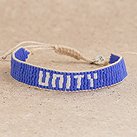 Glasperlenarmband, „Unity in Blue“ – Gewebtes Armband aus blauen und weißen Glasperlen mit Schiebeknoten