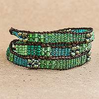Wickelarmband aus Glasperlen, „Budding Spring“ – Wickelarmband aus Glasperlen und Leder in Grün und Blau