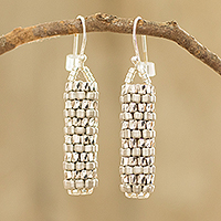 Perlenohrringe, „Silvery Pillars“ – Korbartige Ohrhänger aus Glasperlen von Miyuki in Silberton