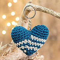 Llavero de ganchillo, 'Blue Antigua Heart' - Llavero de corazón de ganchillo acrílico turquesa y marfil