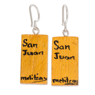 Holzohrringe, „San Juan Huipil“ – handbemalte Huipil-Ohrringe aus Zedernholz aus Guatemala