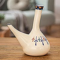 Keramik-Porron-Weinkrug, „Antigua Breeze“ – cremefarbener Keramik-Weinheber mit geometrischem Design