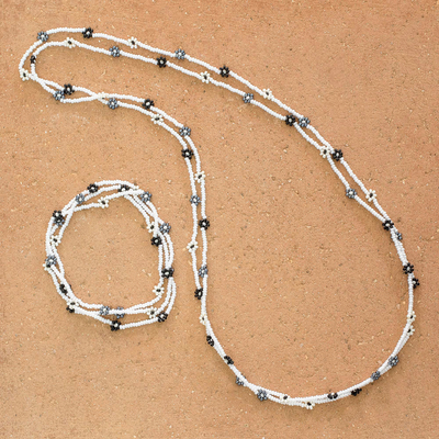 Glasperlenketten, (3er-Set) - Halsketten mit weißen, schwarzen und grauen Blumenperlen (3er-Set)