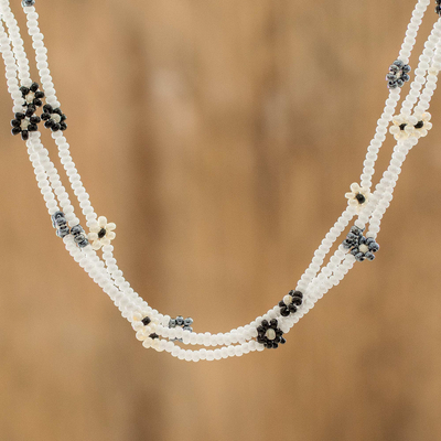 Glasperlenketten, (3er-Set) - Halsketten mit weißen, schwarzen und grauen Blumenperlen (3er-Set)