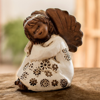 Keramische Skulptur, 'Entzückter Engel' - Keramische weibliche Engelsskulptur aus El Salvador
