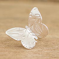 Anillo de cóctel de plata de ley, 'Shimmering Flight' - Anillo de cóctel de mariposa en relieve de plata de ley costarricense