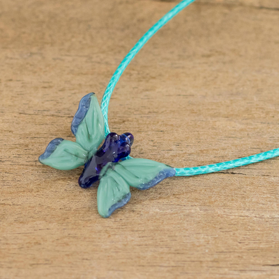 Halskette mit Anhänger aus geblasenem Glas - Glasblaue und türkisfarbene Halskette mit Schmetterlingsanhänger