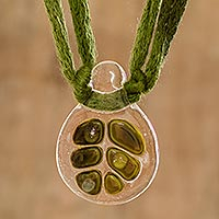 Collar colgante de vidrio, 'Green Dewdrop Leaf' - Collar colgante de vidrio transparente en forma de gota con cordón trenzado