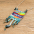 Halskette mit Makramee-Anhänger - Mehrfarbige Halskette mit Makramee-Anhänger im Mosaik-Stil