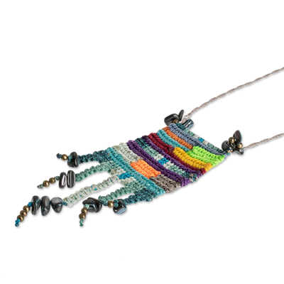 Halskette mit Makramee-Anhänger - Mehrfarbige Halskette mit Makramee-Anhänger im Mosaik-Stil